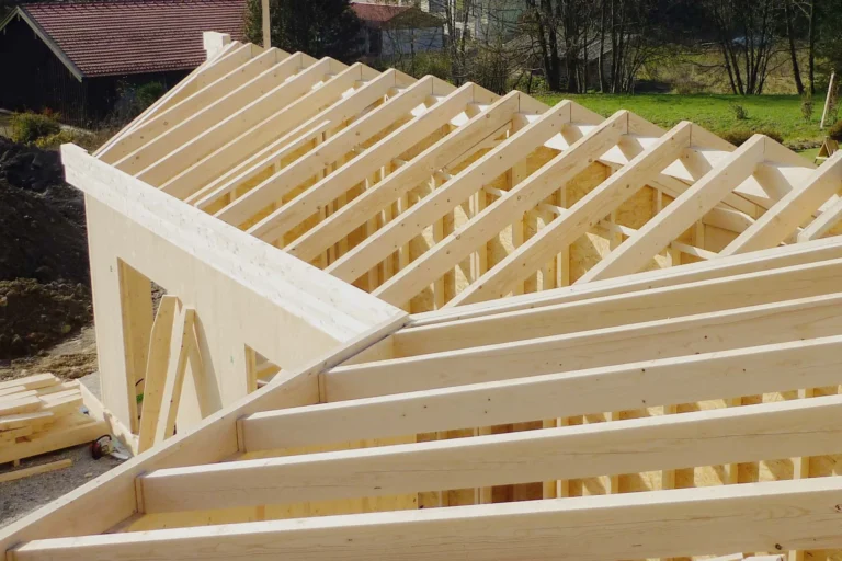 Traditioneller Dachstuhlbau aus Holz im Neubau – Zimmerei Brunner
