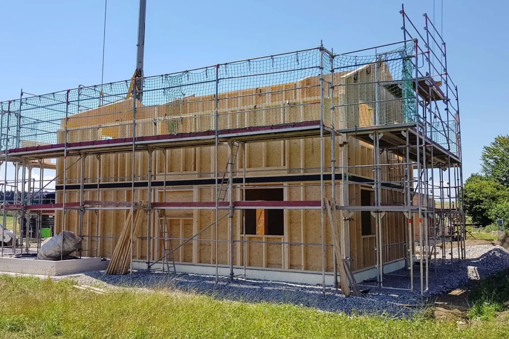 Fertigstellung eines Holzhauses durch Zimmerei Brunner in Rosenheim – nachhaltiger Neubau in moderner Holzbauweise