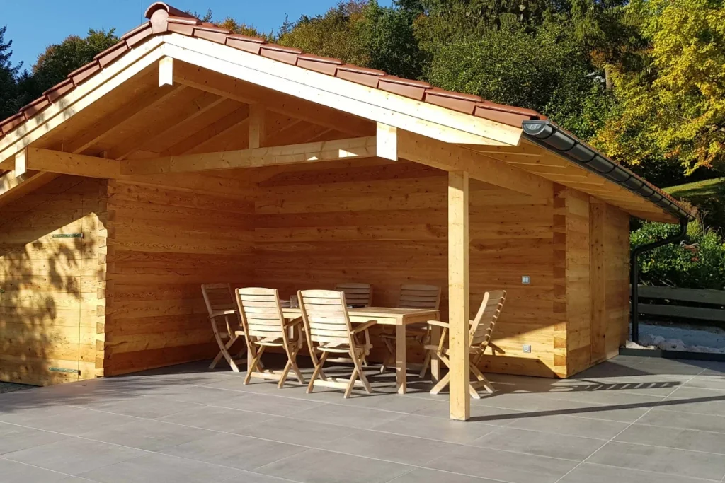 Pergola von Zimmerei Brunner in Rosenheim – stilvolle Überdachung für Terrasse und Freisitz aus langlebigem Holz