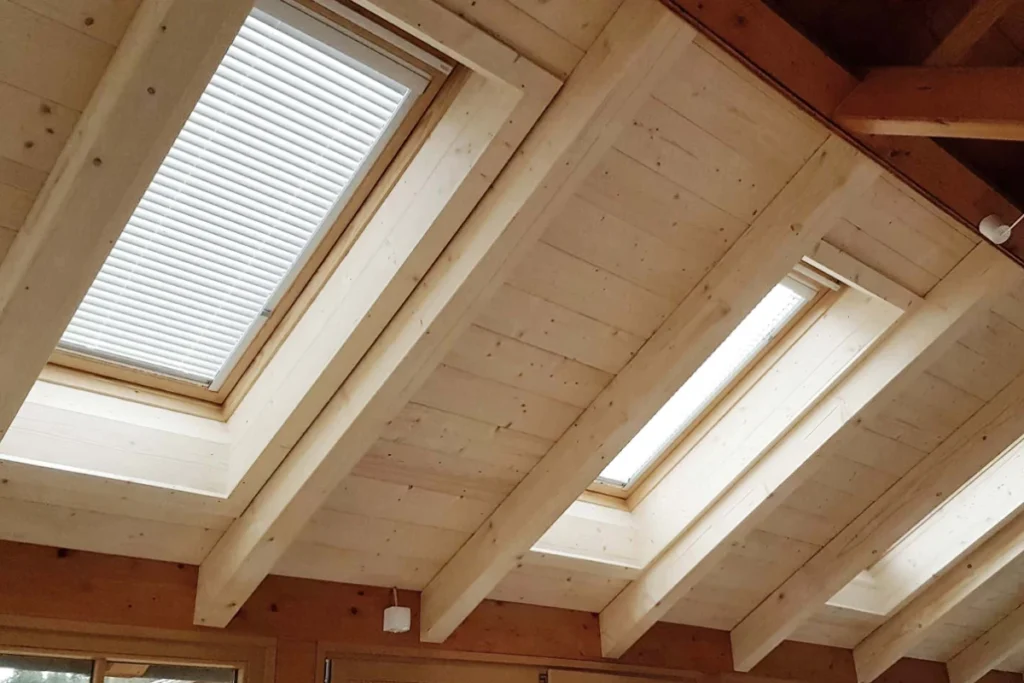 Dachfenster von Zimmerei Brunner in Rosenheim – fachgerechter Einbau von Velux- und Roto-Fenstern für mehr Licht und Komfort