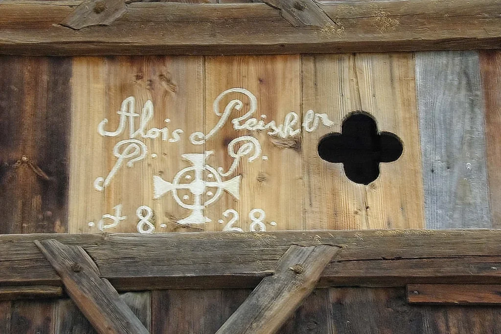 Denkmalschutzarbeiten in Rosenheim – Zimmerei Brunner ergänzt und restauriert historische Holzelemente fachgerecht